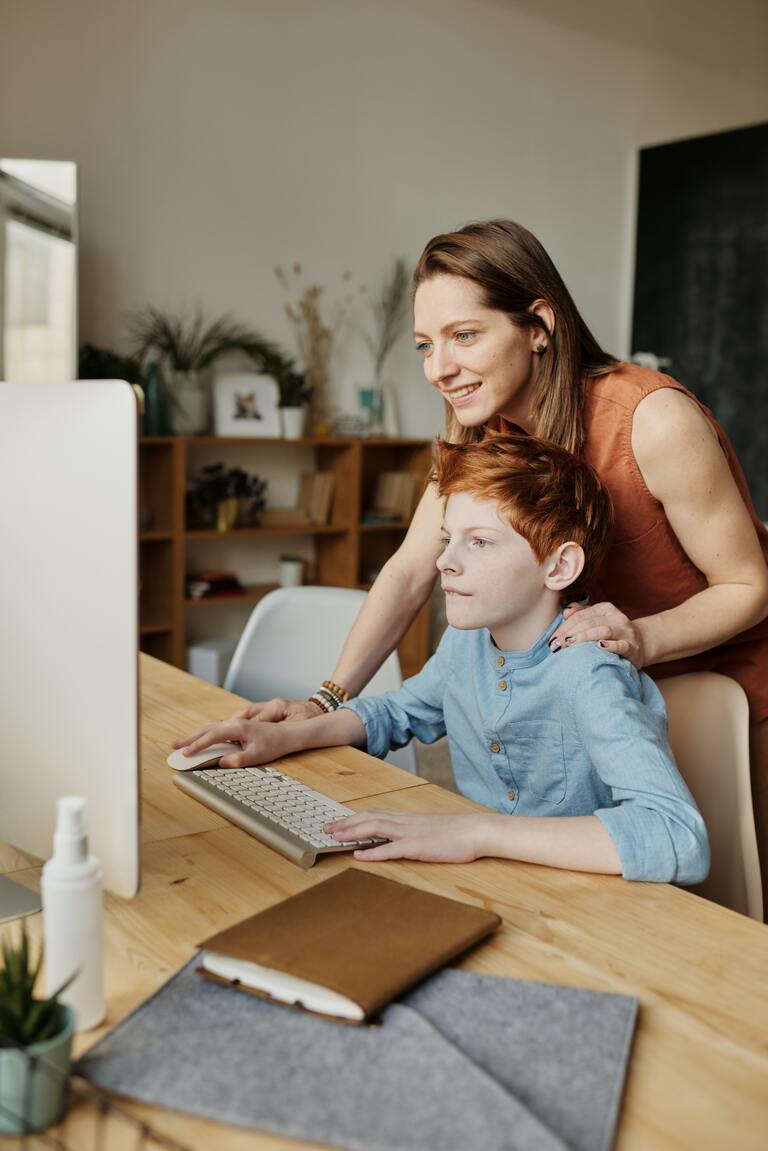 hero image, student on computer